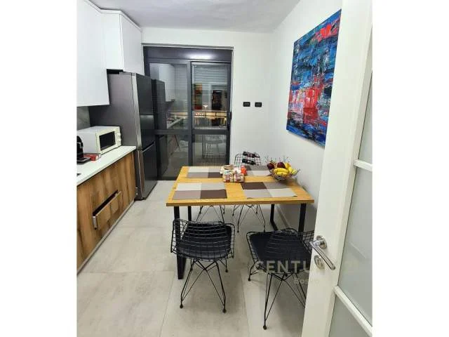 Tirane, jepet me qera apartament 80 m² 650 Euro (myslym shyre)