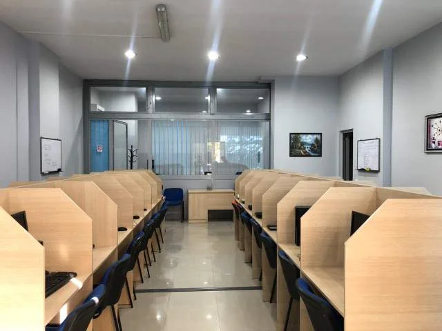 Tirane, jepet me qera ambjent biznesi Kati 0, 99 m² 1.000 Euro (Rruga e Kavajes)