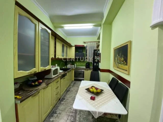 Tirane, jepet me qera apartament 90 m² 700 Euro (myslym shyre)