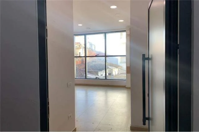 Tirane, jepet me qera ambjent biznesi Kati 2, 36 m² 450 Euro (Myslym Shyri)