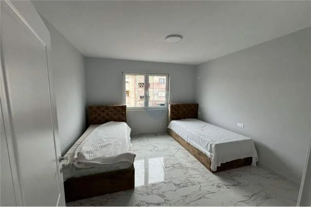 Tirane, jepet me qera apartament 3+1 Kati 4, 90 m² 400 Euro