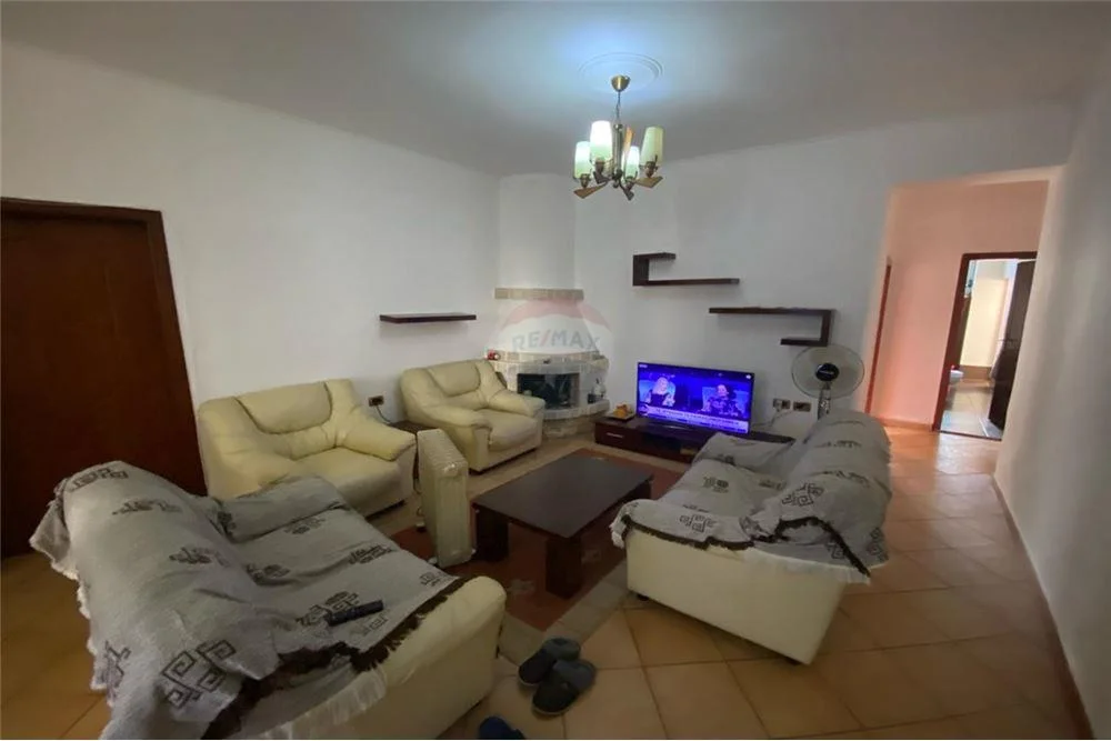 Shitet apartament 3+1 ne qender, 199,850€