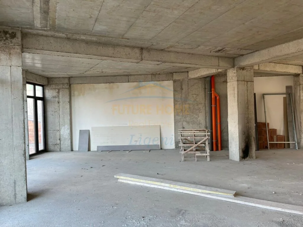 Shitet, Ambinet Biznesi, Rruga e Dibrës, Tiranë. LI38345