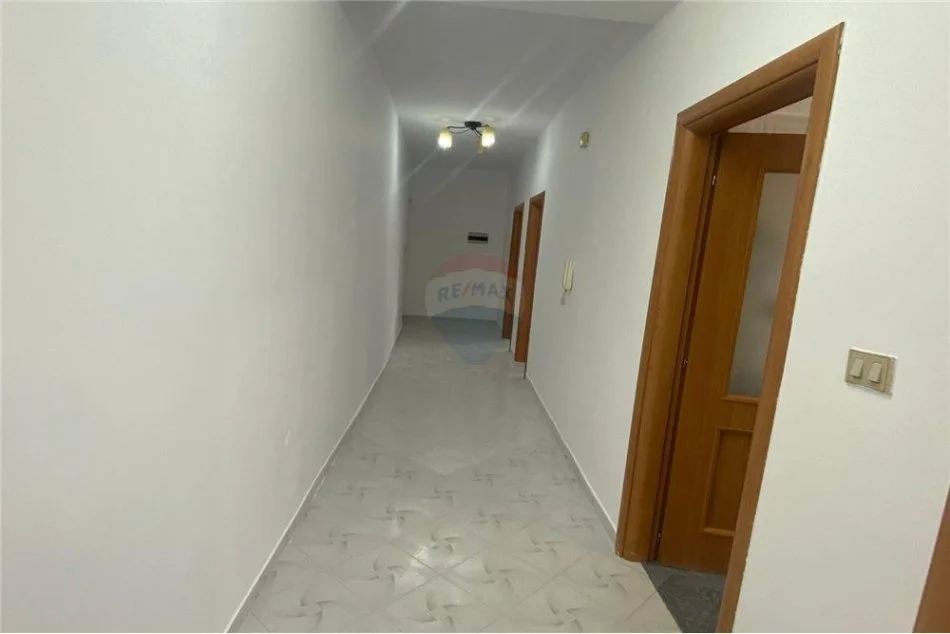 Shitet apartament 3+1 te stacioni i fundit i Tiranes se Re, 165'000 Euro