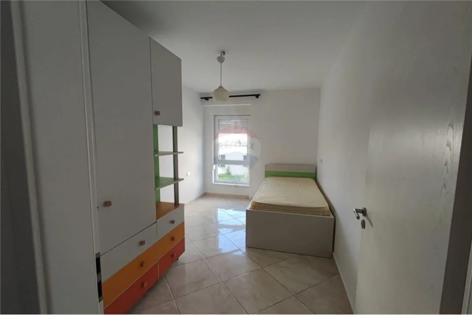 Tirane, jepet me qera apartament 2+1, Kati 2, 85 m2 500 € (Ish parku autobusave - PRANE SHKOLLES NAIM FRASHERI - Kompleksi Kontakt)