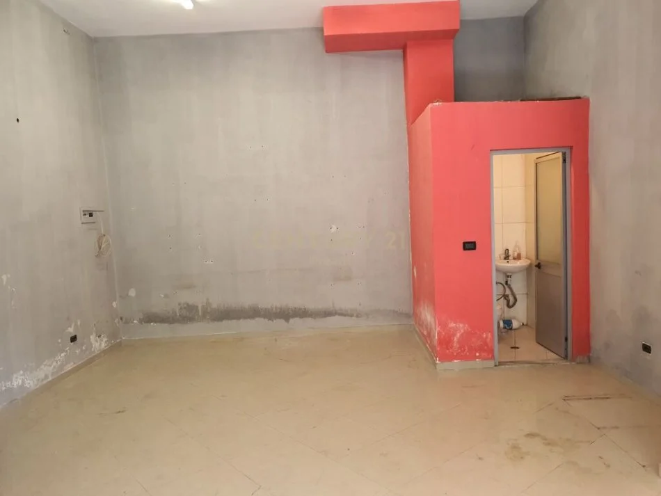 Tirane, shitet ambjent biznesi , , 44 m² 79,000 € (Shitet Ambient Komercial ne Astir!!)