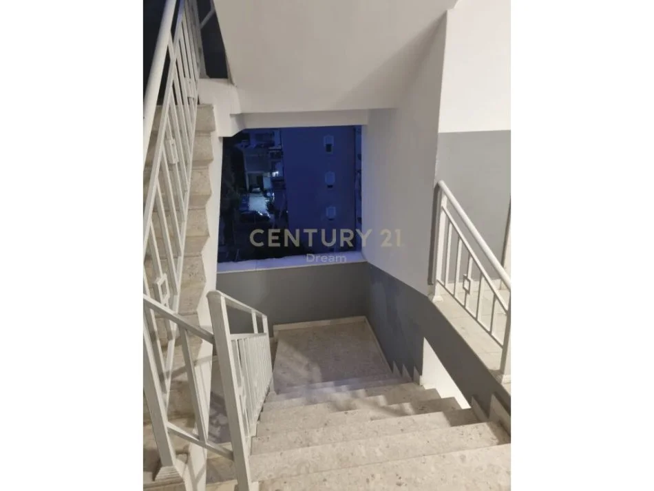 Tirane, jepet me qera apartament duplex Dublex, Kati 4, 155 m² 400 € (Fresku)