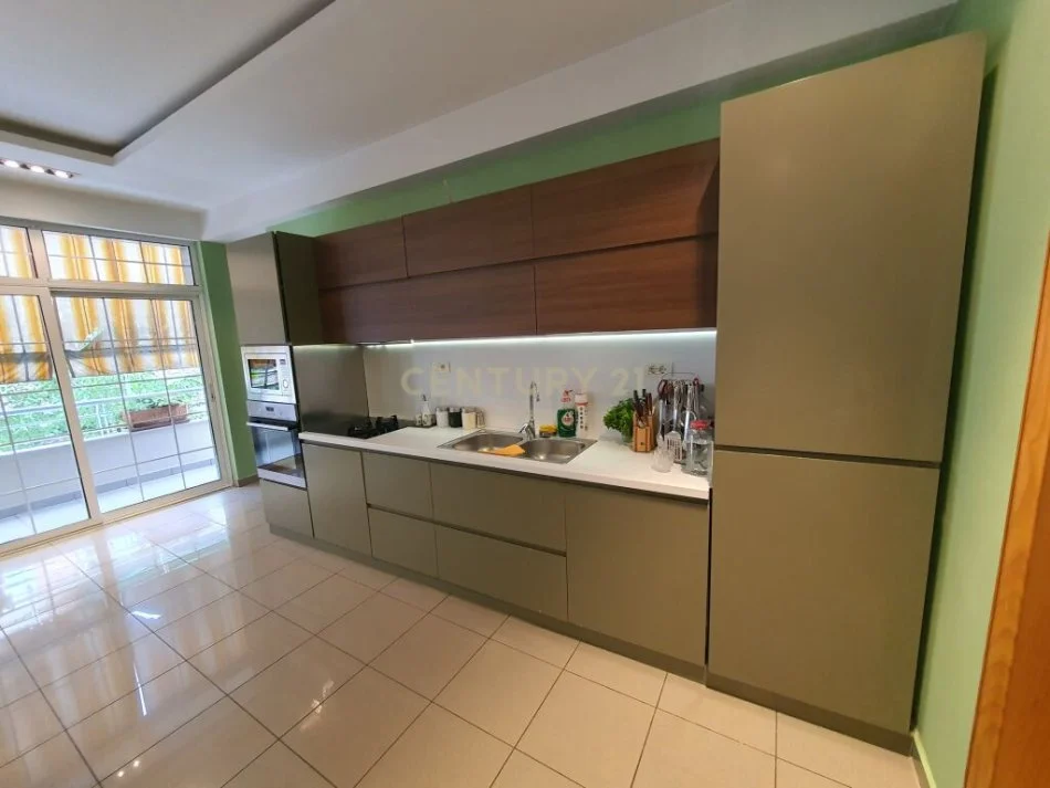 Tirane, jepet me qera Vile 3 Katshe, Kati 4, 600 m² (Oxhaku)