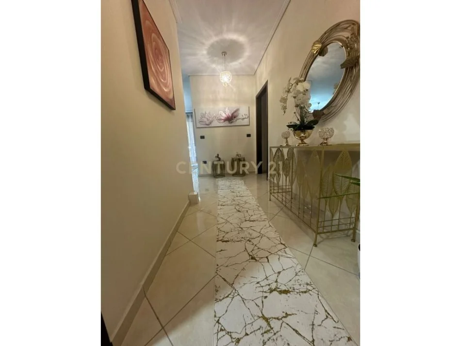 Tirane, shitet apartament 2+1+Ballkon, Kati 4, 114 m² 179,000 € (Xhamlliku)