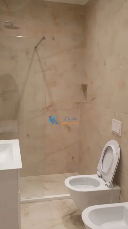 Tirane, jepet me qera zyre , Kati 10, 161 m² 1,400 € (Rruga e Kavajes, Tirana Garden Building)