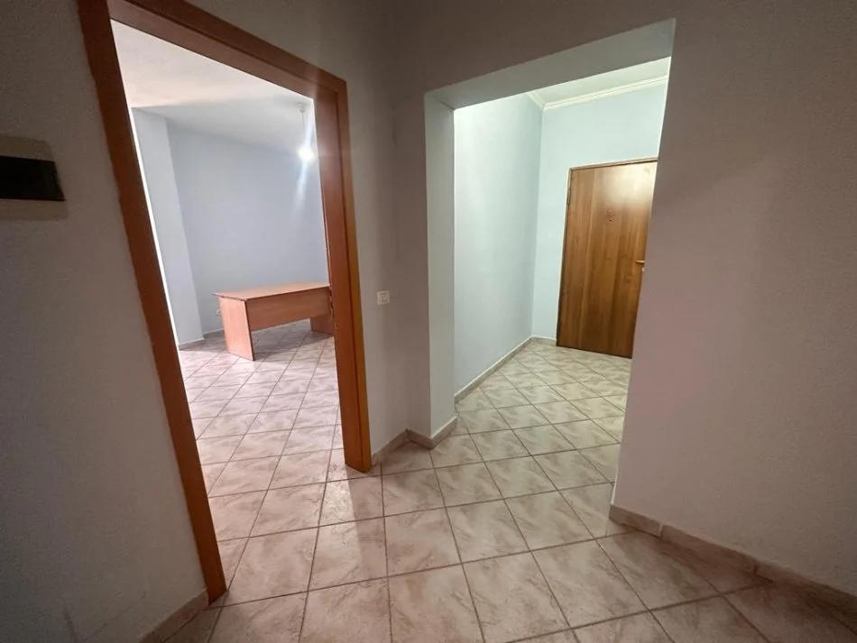 Tirane, jepet me qera zyre , Kati 5, 70 m² 400 € (21 Dhjetori)