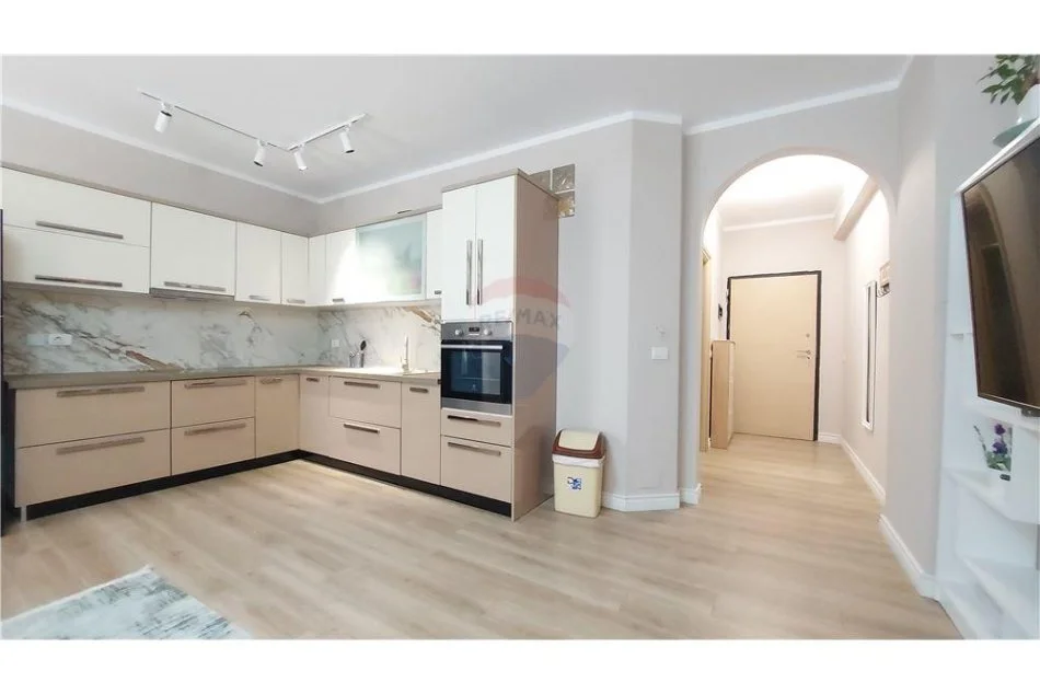 Tirane, jepet me qera apartament 1+1 Kati 2, 71 m² 530 € (Rruga Hamdi Sina - Liqeni i Thatë