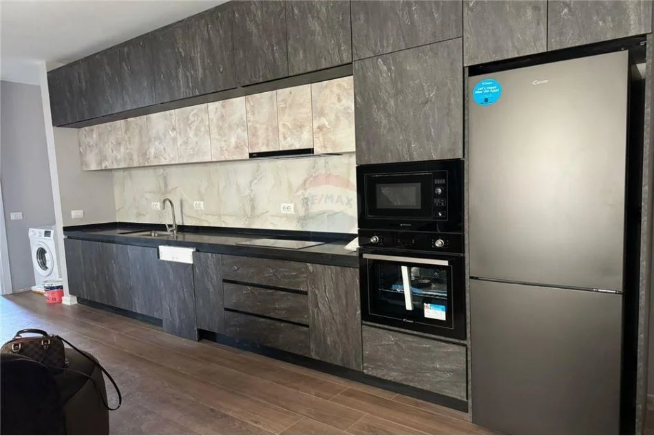 Tirane, jepet me qera apartament 1+1 , 80 m² 700 € (Rruga Panorama e Liqenit)