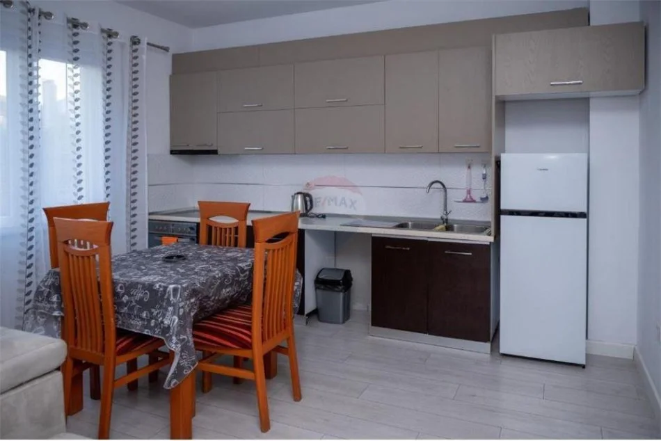 Tirane, jepet me qera apartament 2+1 Kati 2, 99 m² 600 € (Rr.Peti - Liqeni i Thatë)
