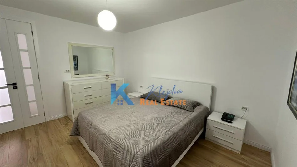 Tirane, jap me qera apartament 2+1+Ballkon Kati 2, 100 m² 700 € (Afer Liqenit Artificial)