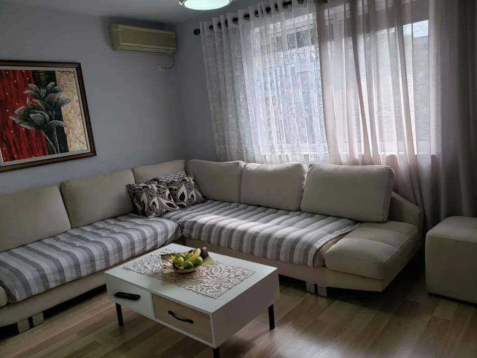 Tirane, jepet me qera 2+1 ,  Cmimi 40.000 all Rruga Qemal Stafa ,prane Shkolles Kongresi Lushnjes Tirane .