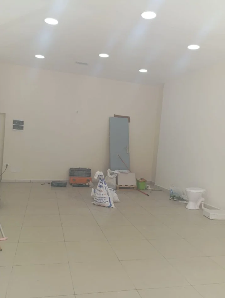 Tirane, jepet me qera dyqan Kati 0, 55 m² 600 € 