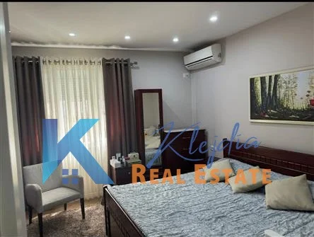 Tirane, jepet me qera apartament 2+1+Ballkon Kati 2, 93 m² 