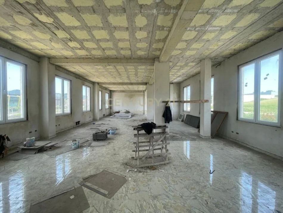 Tirane, jepet me qera vetem 1 dhome 1+1 Kati 0, 1.343 m² 4.000 € (city park)