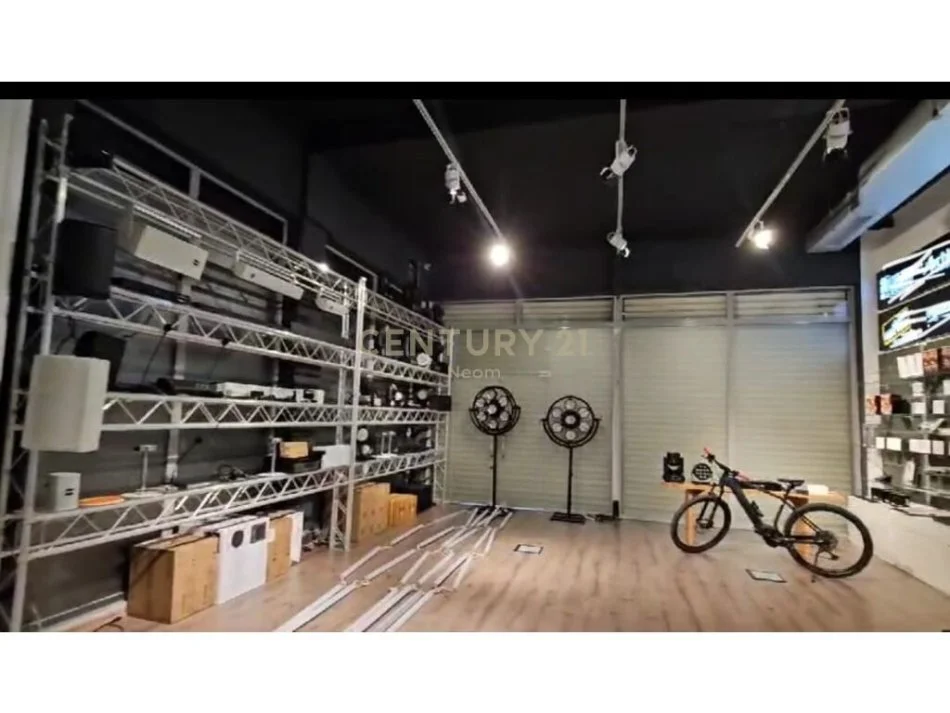 Tirane, jepet me qera vetem 1 dhome 1+1 Kati 1, 117 m² 1.400 € (Komuna e Parisit)