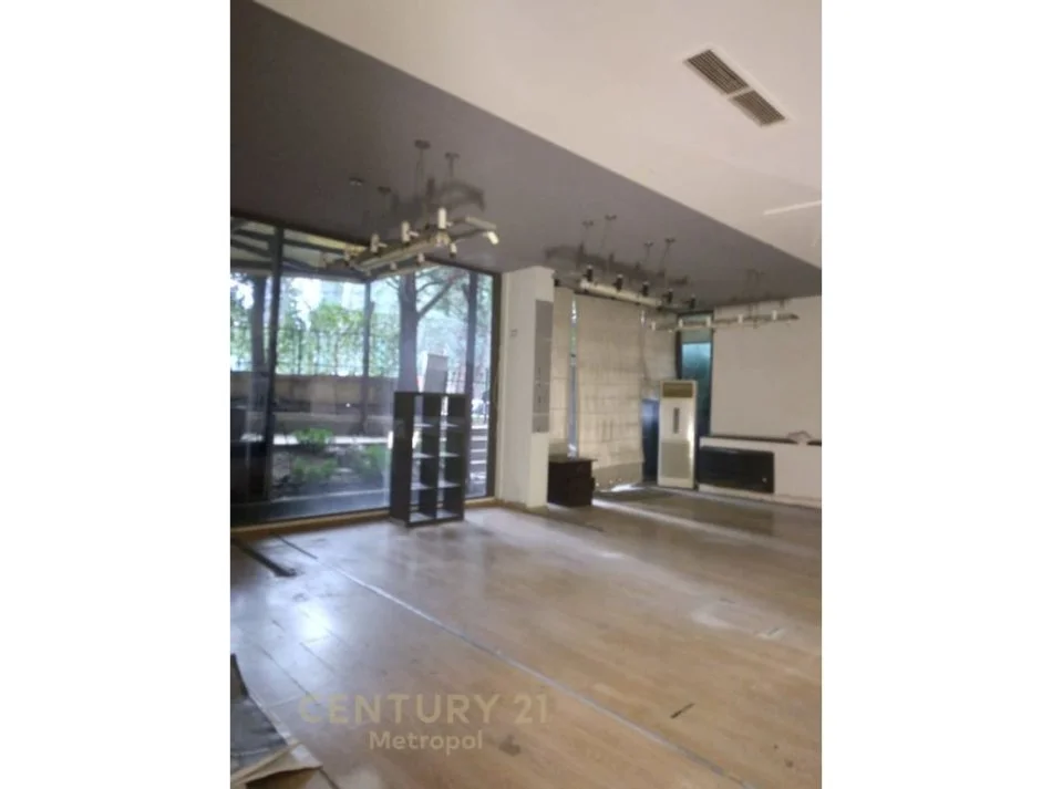 Tirane, jepet me qera ambjent biznesi Kati 0, 90 m² 1.350 € (elbasanit)