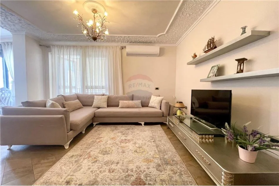 Tirane, jepet me qera apartament 2+1 Kati 8, 125 m² 800 € (Myslym Shyri - Drejtoria e Policisë)