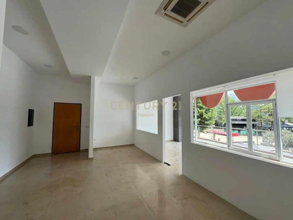 Tirane, jepet me qera ambjent biznesi Kati 1, 155 m² 2.750 € (LIQENI ARTIFICIAL I TIRANES)