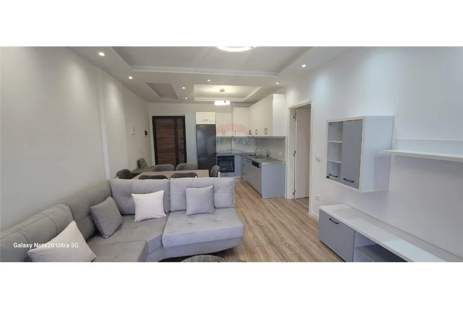 Tirane, jepet me qera apartament 1+1 , 79 m² 550 € (Kopshti Botanik)