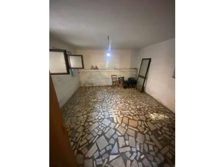 Tirane, jepet me qera garazh , 109 m² 350 € (Rruga Kongresi Manastirit, Tirane, AREA41635)