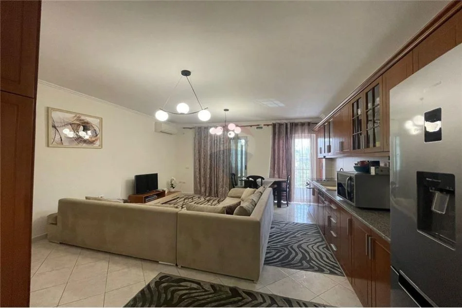 Tirane, jepet me qera apartament 2+1 Kati 3, 82 m² 550 € (Rruga Robert Zhvarc - Komuna e Parisit - Kristal Center)