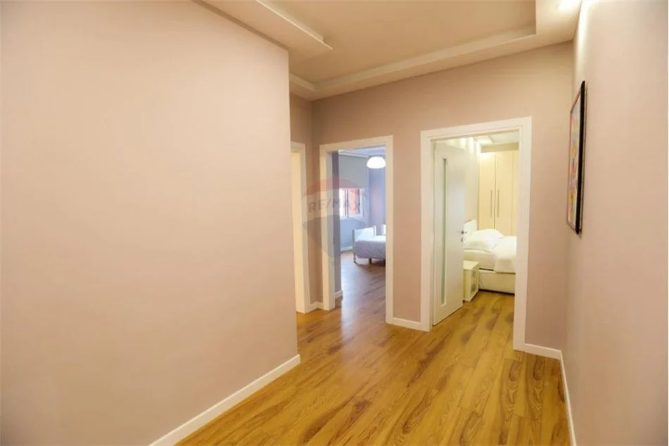 Tirane, jepet me qera apartament 2+1 Kati 4, 118 m² 1.000 € (Rruga Myrtezim Kellici - Qender)