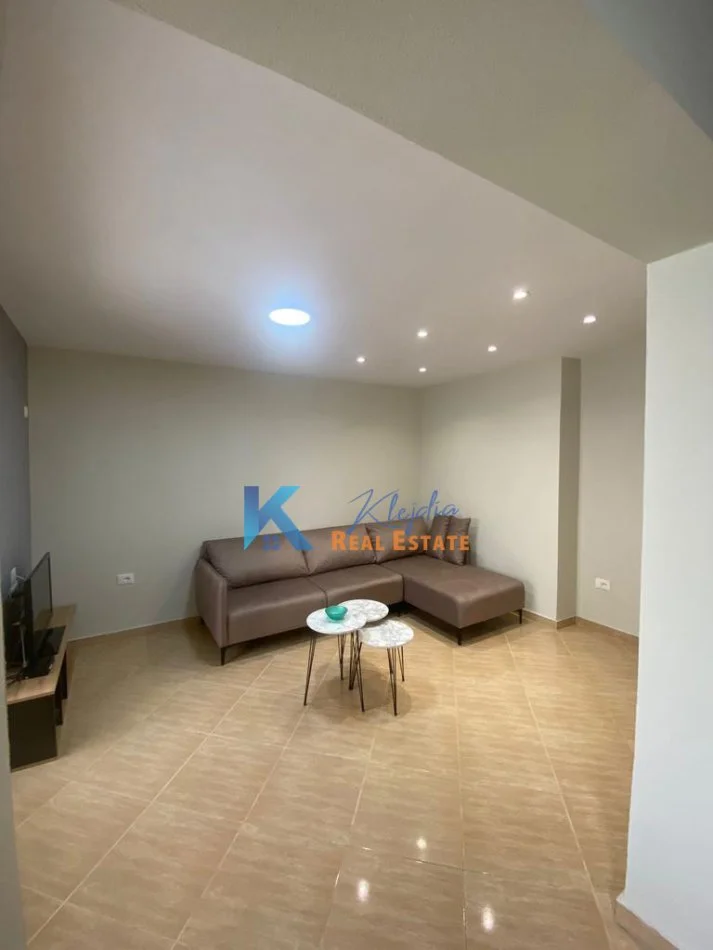 Tirane, jap me qera apartament 1+1 Kati 4, 55 m² 400 € (Brryli)