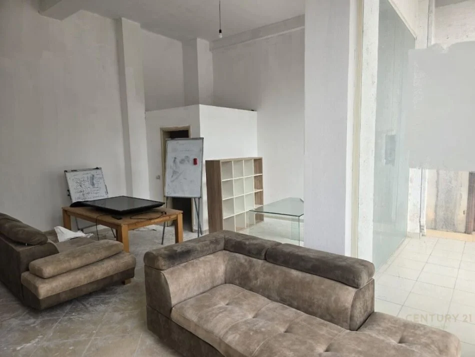 Tirane, jepet me qera vetem 1 dhome 1+1 Kati 0, 42 m² 35.000 € 