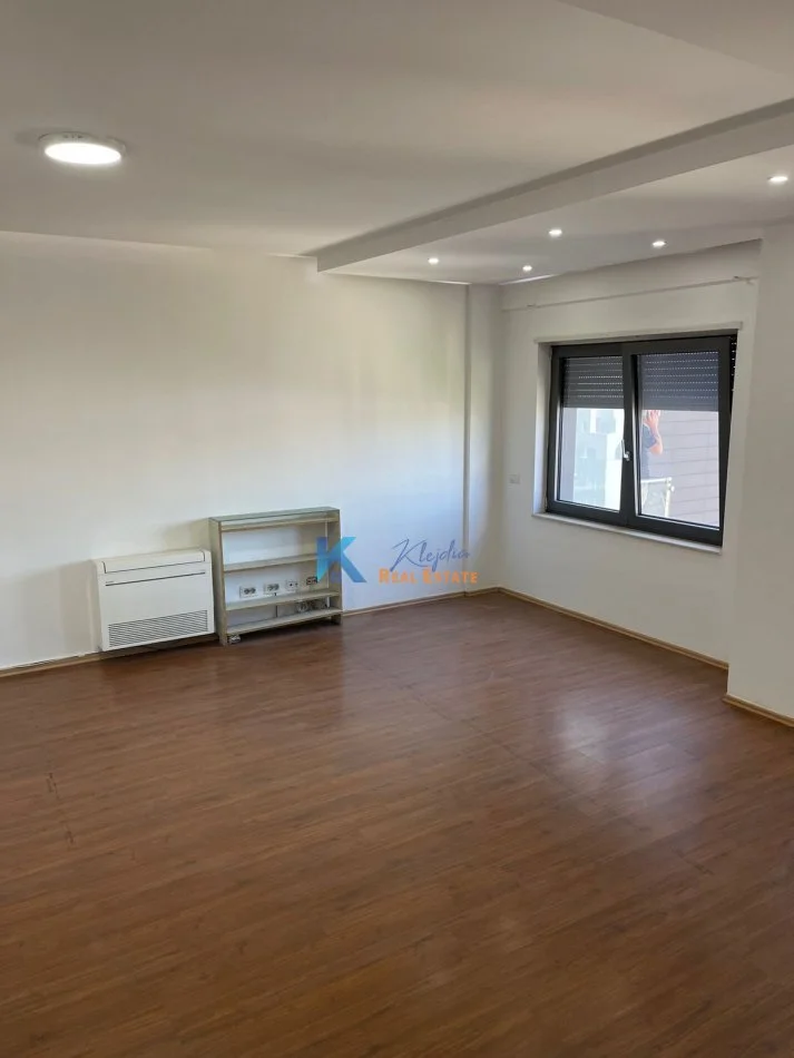 Tirane, jap me qera zyre Kati 7, 132 m² 1.200 € (Rrethrrotullimi i Zogut te Zi)