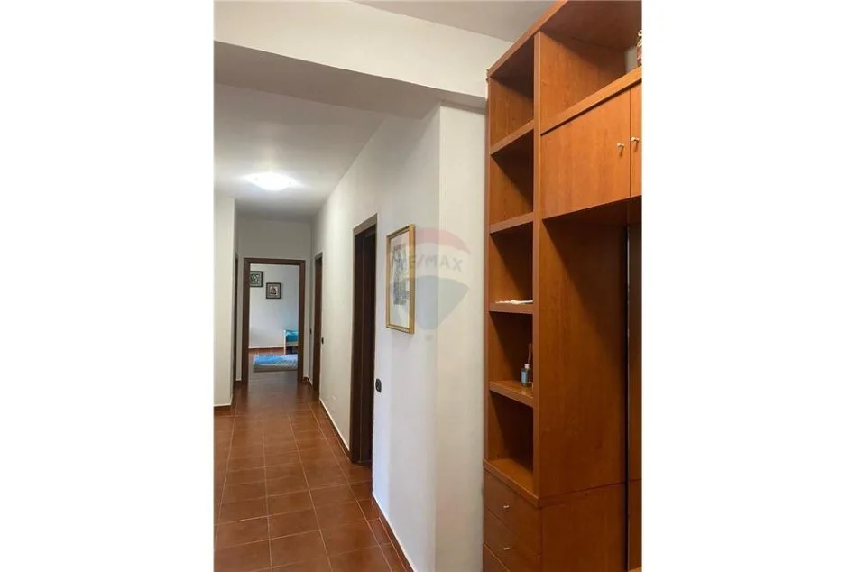 Tirane, jepet me qera apartament 2+1 Kati 10, 124 m² 600 € (Komuna e Parisit)