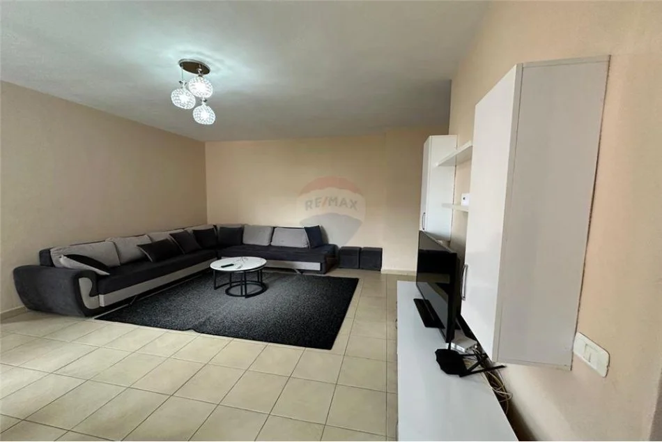 Tirane, shitet apartament 1+1 Kati 3, 75 m² 83.000 € (Fresku)