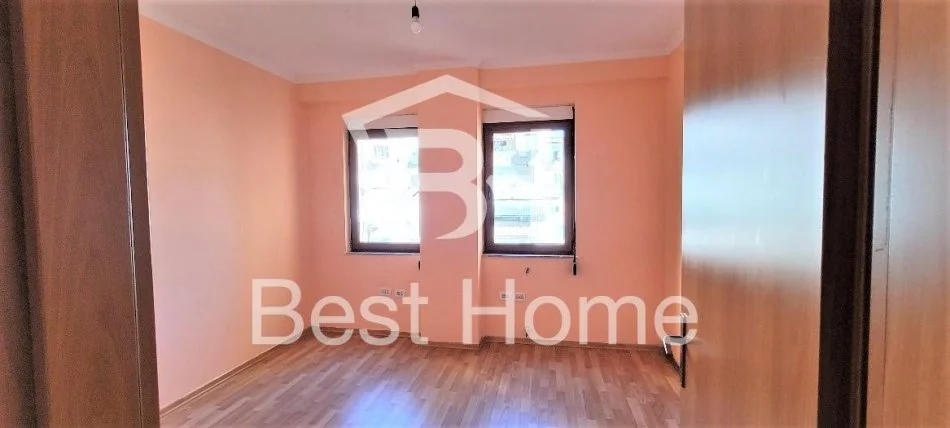 Tirane, jepet me qera zyre Kati 4, 90 m² 470 € (Qender, Bulevardi Zogu i Pare)