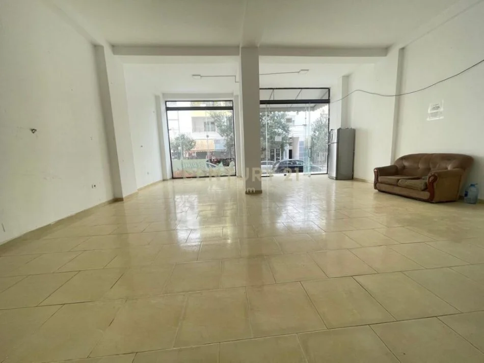 Tirane, shitet vetem 1 dhome 1+1 , 74 m² 110.000 € (yzberisht)
