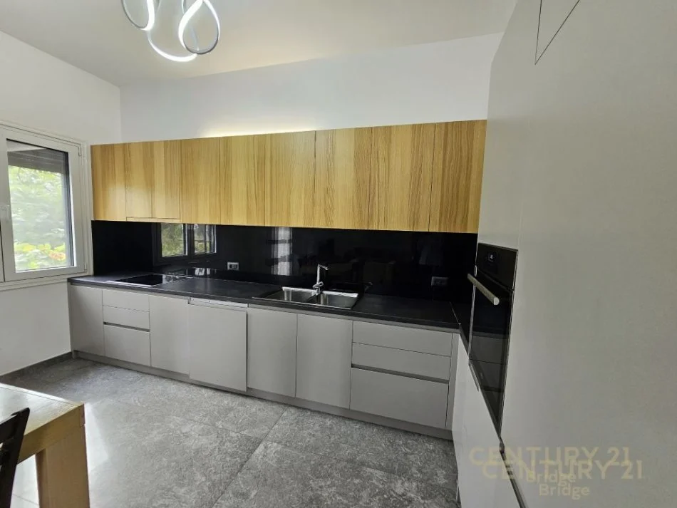 Tirane, jepet me qera apartament 3+1 Kati 2, 160 m² 600 € (sauk)