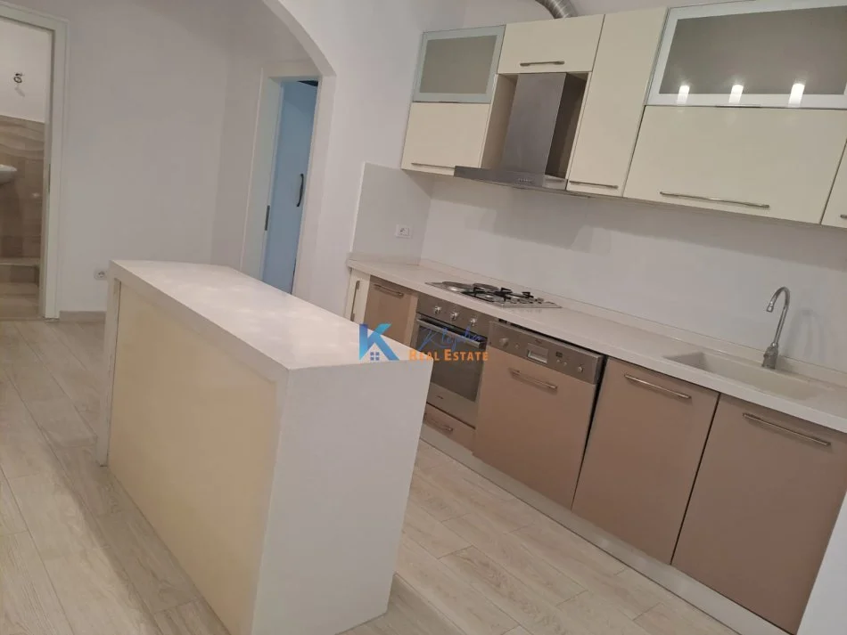 Tirane, jap me qera apartament 2+1 Kati 3, 100 m² 850 € (Bulevardi Zogu I, afer Ministrise se Drejtesise)