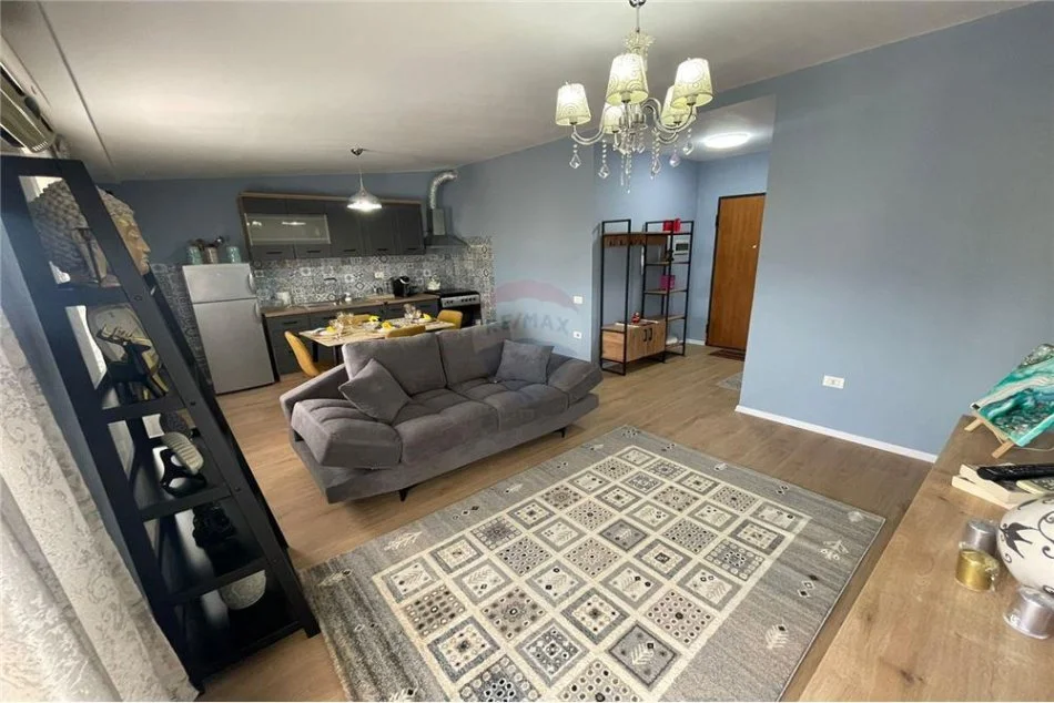 Tirane, jepet me qera apartament 1+1 Kati 12, 56 m² 1.000 € (barrikadave - Bulevardi Zogu I - Ministria e Drejtësis)