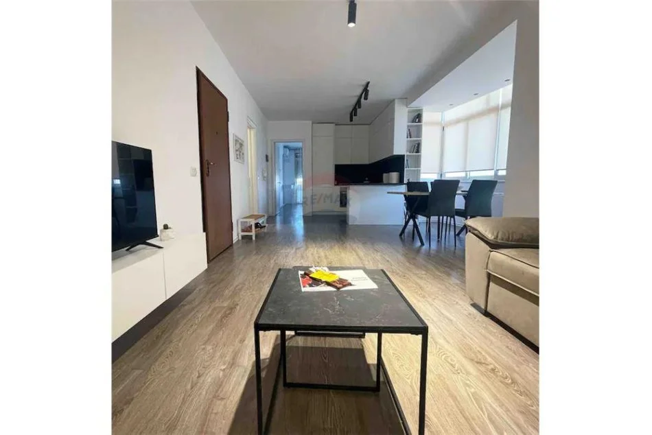 Tirane, jepet me qera apartament 1+1 Kati 5, 75 m² 700 € (Rruga Hoxha Tahsim - Optika Roma - Pazari i Ri)