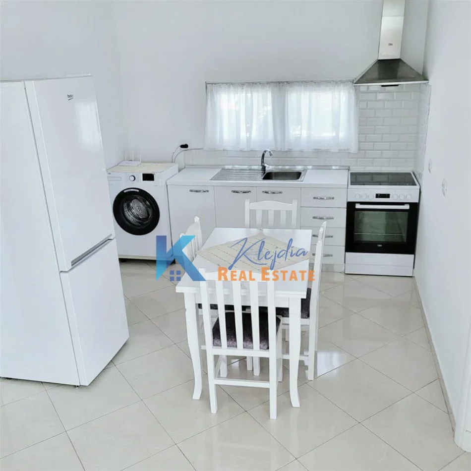 Tirane, jap me qera apartament 1+1+Ballkon Kati 6, 88 m² 400 € (1+1 per qira te Rruga Kongresi i Manastirit)