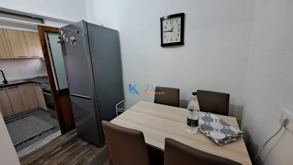 Tirane, jap me qera apartament 1+1+Ballkon Kati 6, 70 m² 450 € (Sheshi Avni Rustemi)