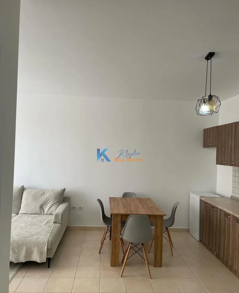 Tirane, jap me qera apartament 1+1+Ballkon Kati 2, 63 m² 500 € (1+1 per qira te Liqeni i Thate)