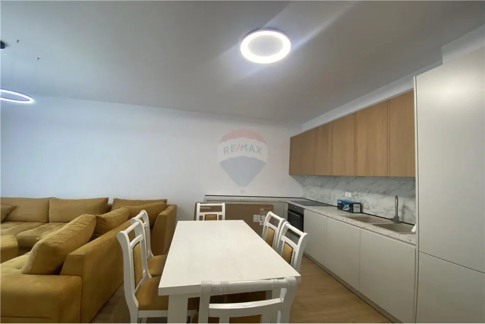 Tirane, jepet me qera apartament 3+1 Kati 4, 138 m² 950 € (rezidenca euro 3d - Selitë)