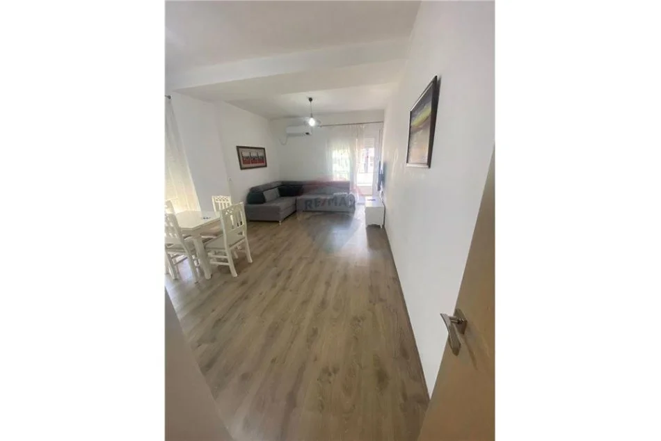 Tirane, jepet me qera apartament 2+1 , 101 m² 500 € (Rruga Petro Nini Luarasi - Shkolla Baletit)
