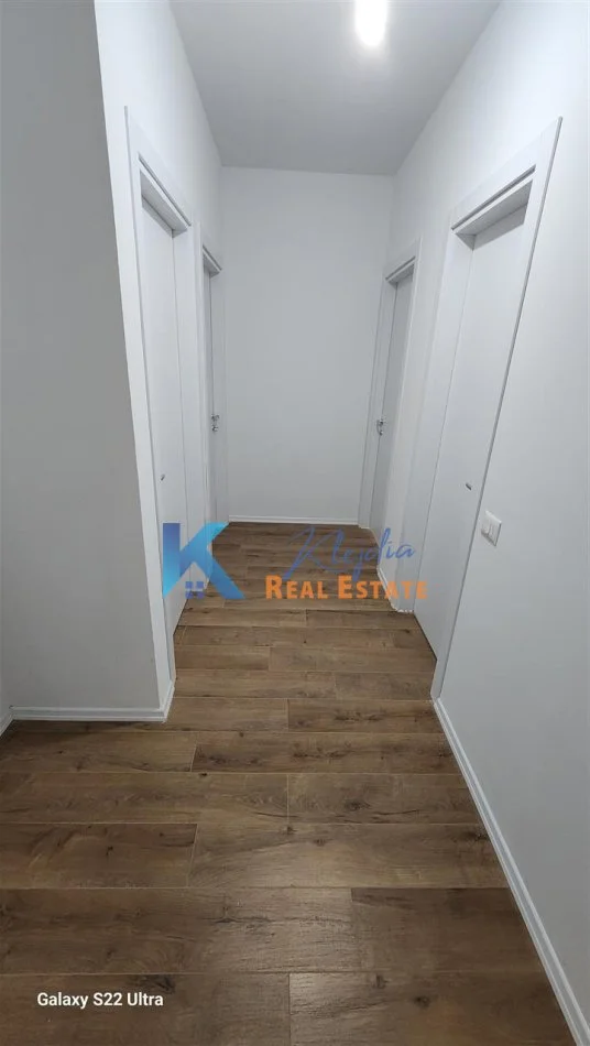 Tirane, jepet me qera dyqan Kati 6, 115 m² 550 € (Kompleksi Arlis, prane Farmacise nr.10)