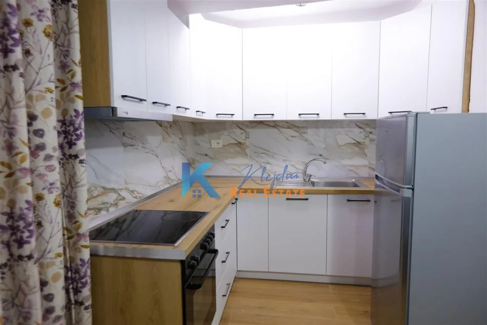 Tirane, jap me qera apartament 1+1+Ballkon Kati 1, 65 m² 500 € (afer Bllokut dhe Liqenit Artificial)