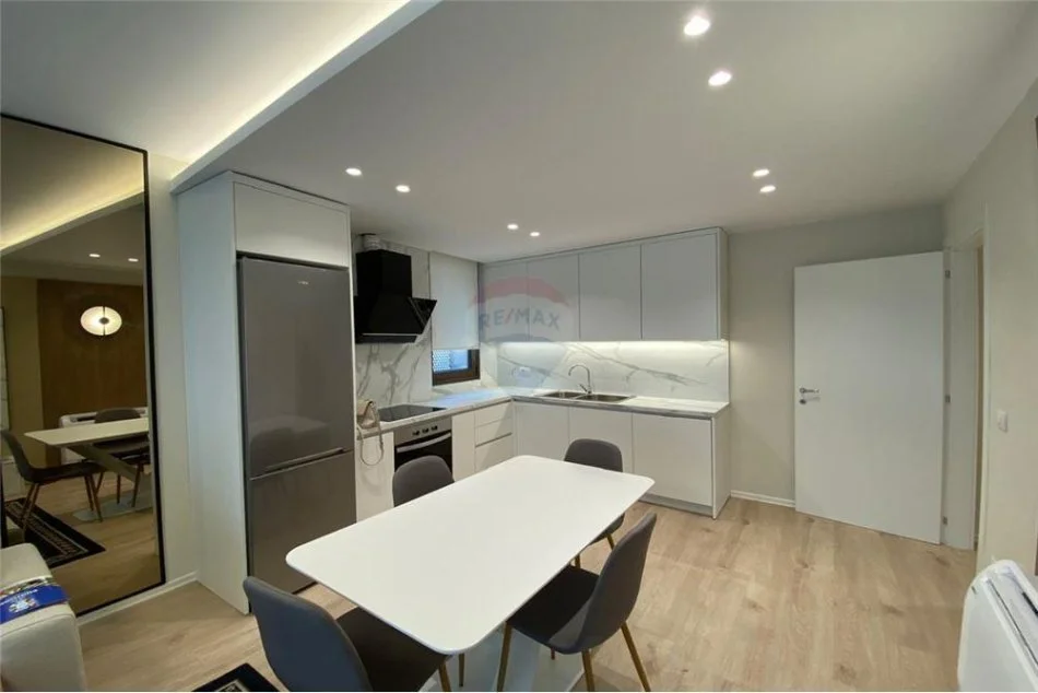 Tirane, jepet me qera apartament 1+1 Kati 3, 77 m² 1.000 € (Rruga e Brrikadave - Prane Galerise - Qendër)